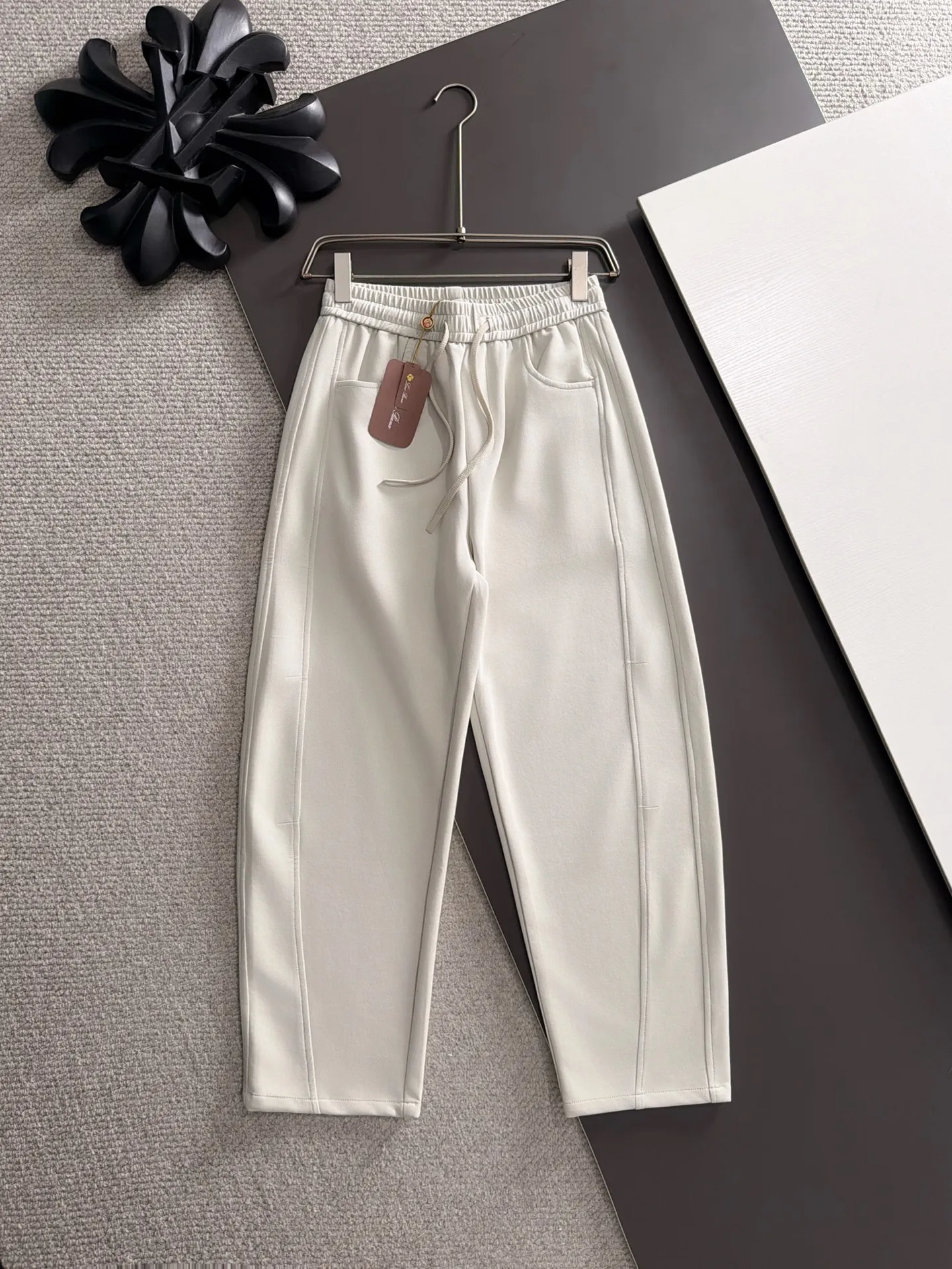 Next day shipment LP high quality Loro Piana 26ss autumn and winter new high-quality trousers Compare real-life details at will A perfect choice for autumn and winter. A must-have item. Sizes: M to 3XL (please state your height and weight when placing an order)